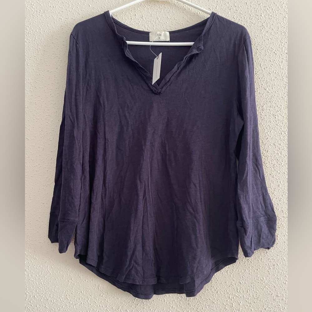 NWT- T.La by Anthropologie Women’s Medium Navy V-Neck 3/4 Top